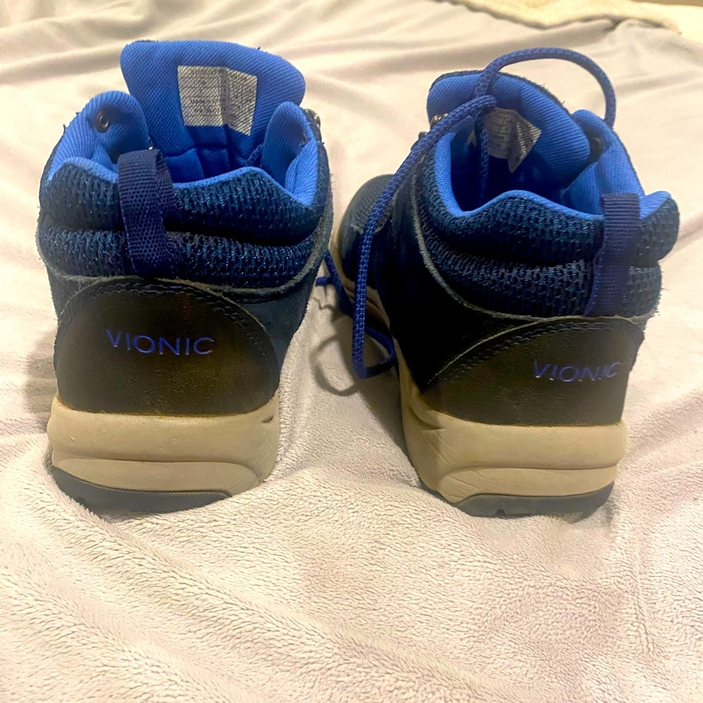 Vionic women hiking boot size 7 mildly used